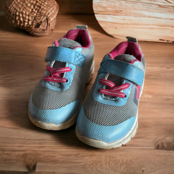 Sky blue  size 9 toddler gym shoe no brand, pink inside - Picture 3 of 8